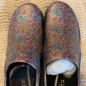 NWB Women’s size 10 Naples clogs in silver